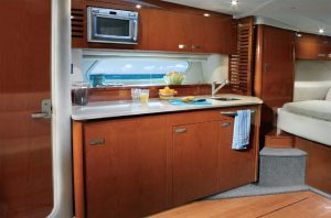 boattest_1175_sea_ray_370_sundancer_03