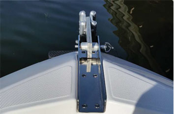 Everglades 230cc Stainless Bow Anchor Roller