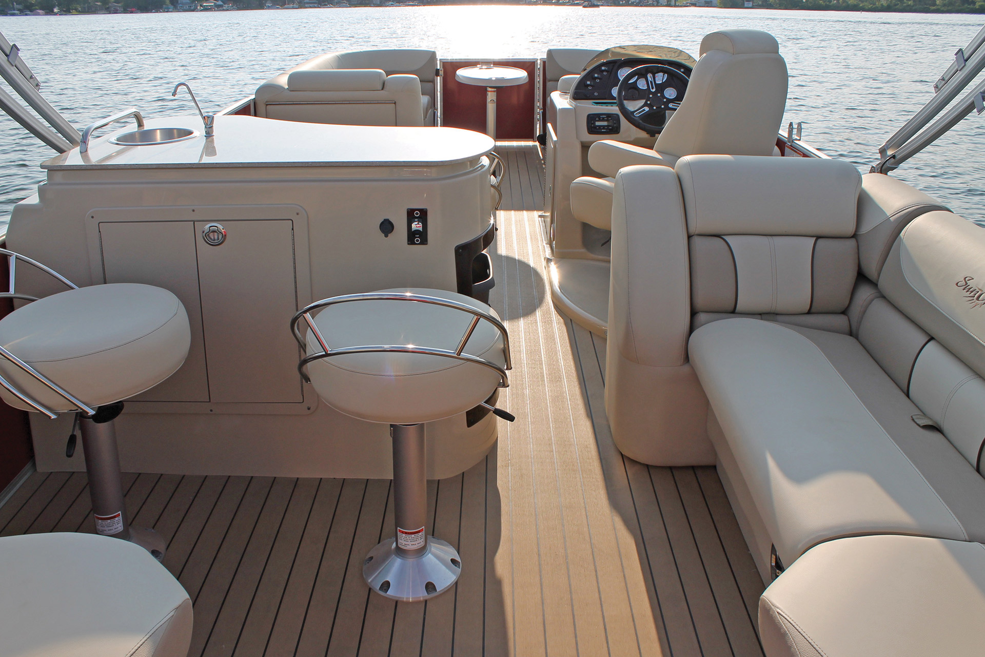 SunChaser Eclipse 8525 Entertainer - Cockpit