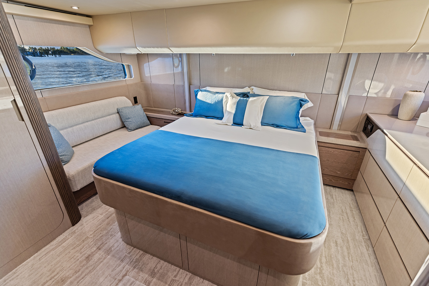 Cruisers Yachts 50 FLY