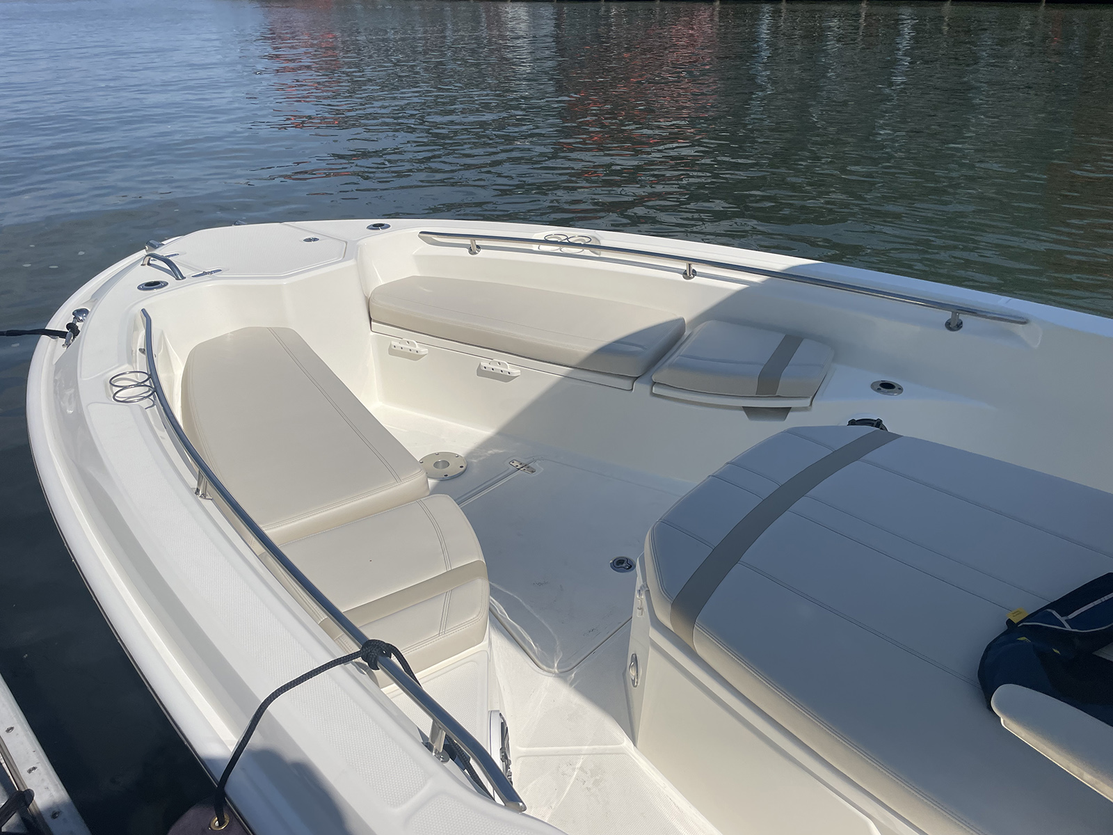 Boston Whaler - bow